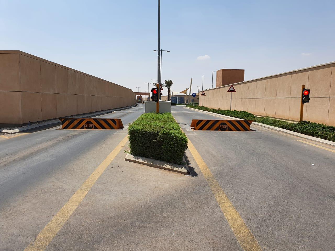 Hydraulic road blocker 3